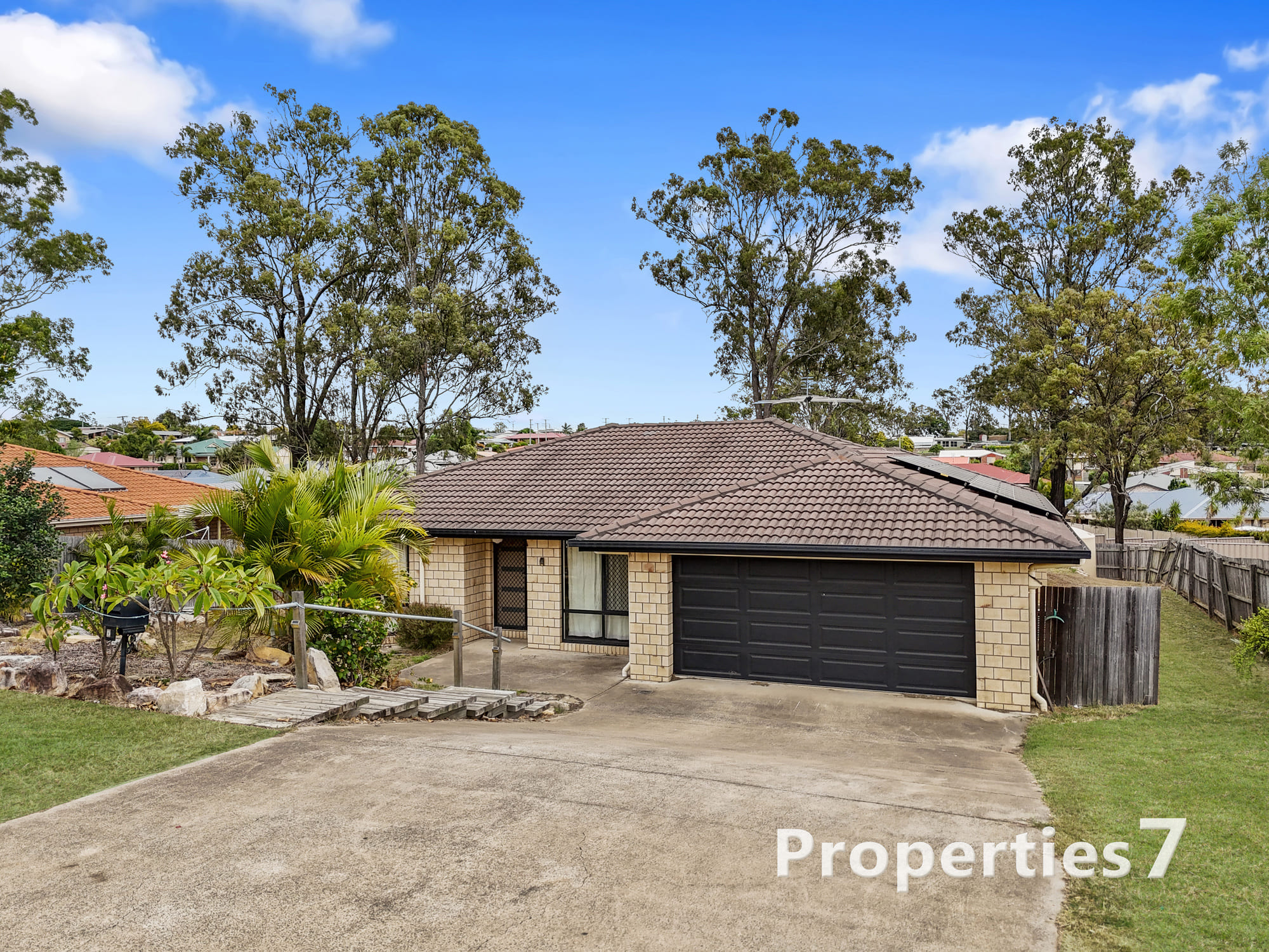 Spacious Family Living on 973sqm in Prime Gatton Location