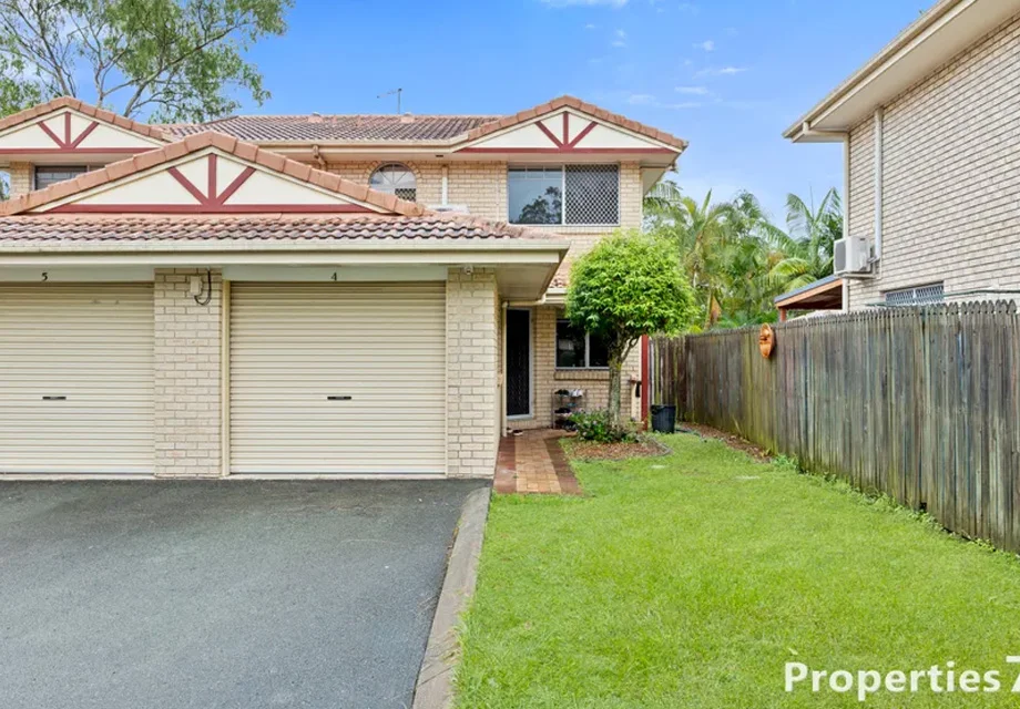 Stylish Townhouse in the Heart of Robertson – Perfect for Modern Living!